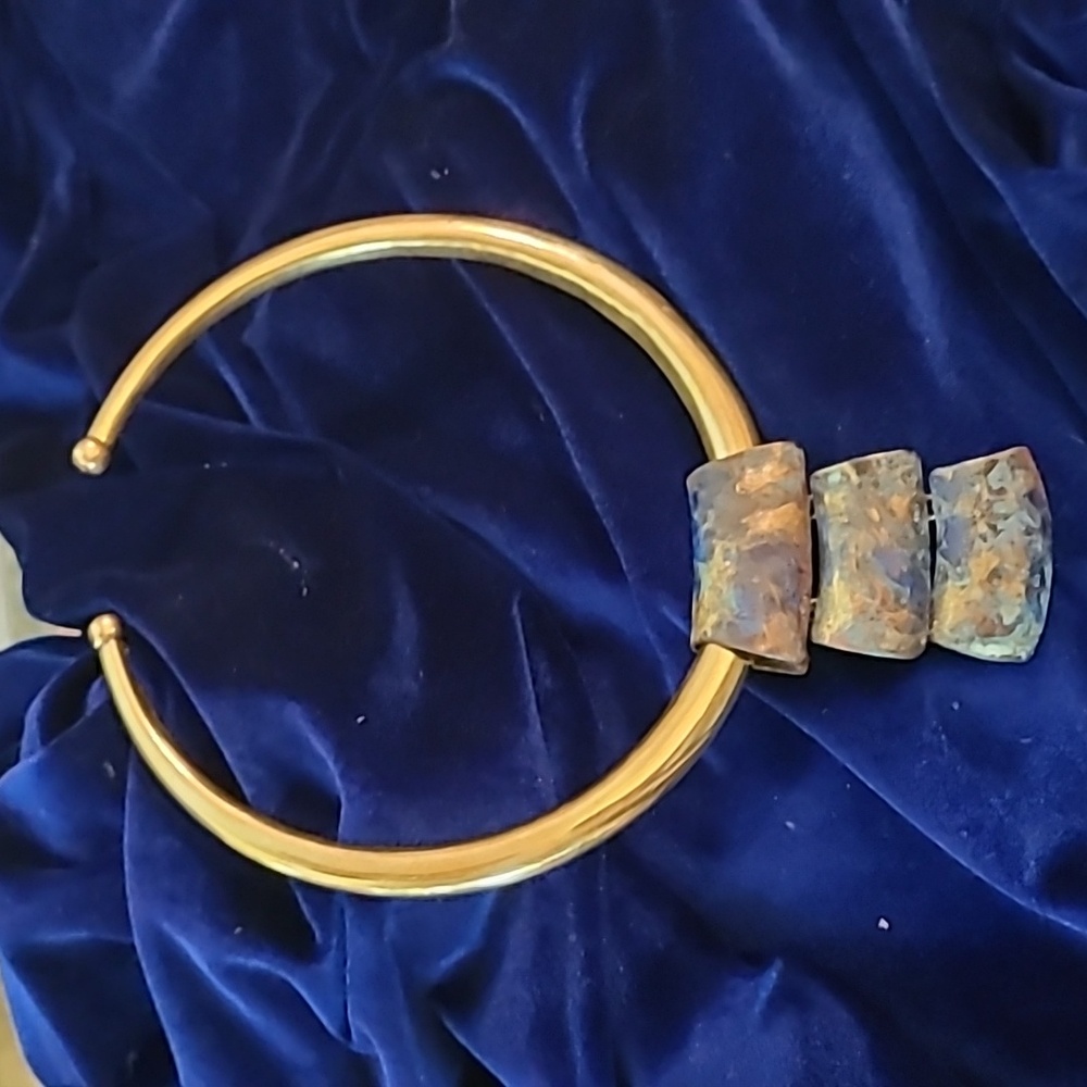Stunning brass choker with graduated ve